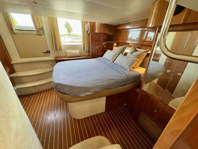 43ft Carver Yacht For Sale