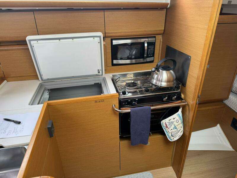 KAiROS 40ft Jeanneau Yacht For Sale