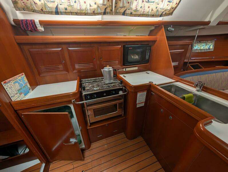 Sea Mistress IV 37ft Beneteau Yacht For Sale
