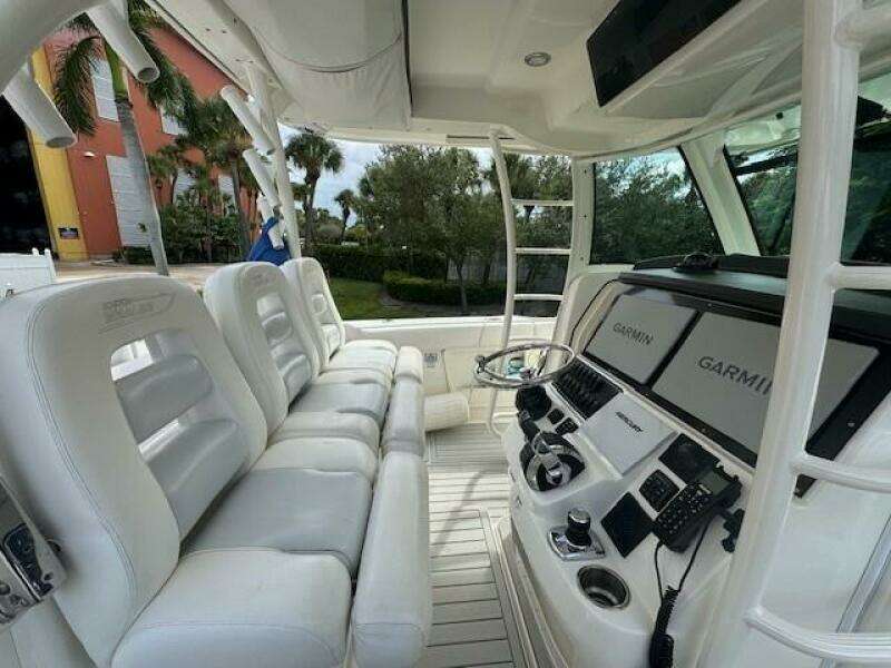 37ft Boston Whaler Yacht For Sale