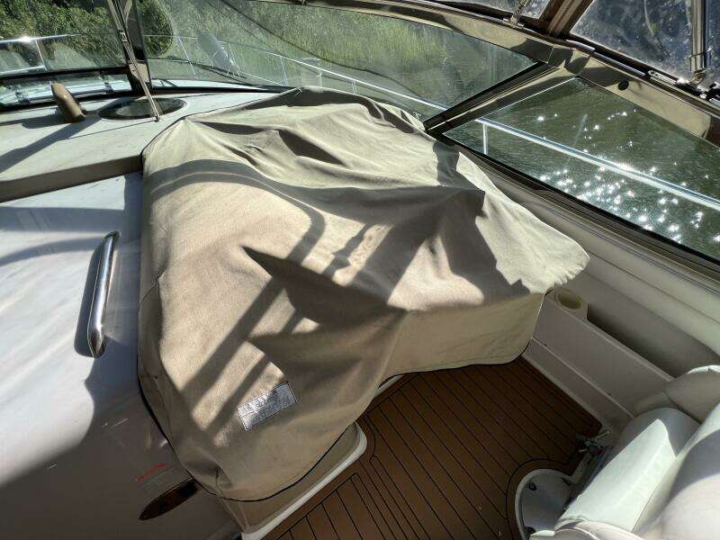 2002 Sea Ray 360 Sundancer Helm with Cover on