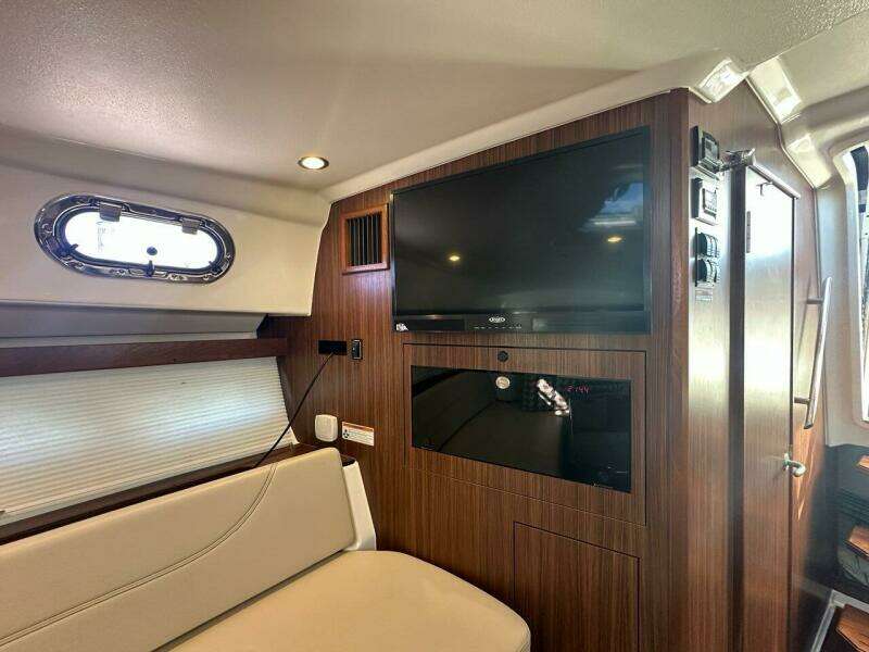 Wave Paver 35ft Pursuit Yacht For Sale