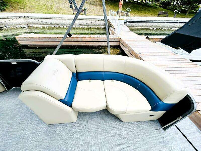 23ft Manitou Yacht For Sale