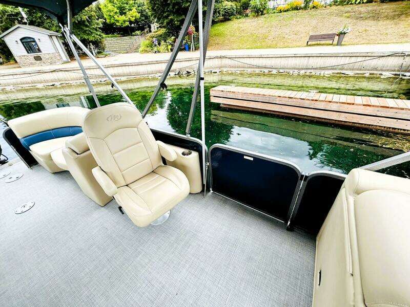 23ft Manitou Yacht For Sale
