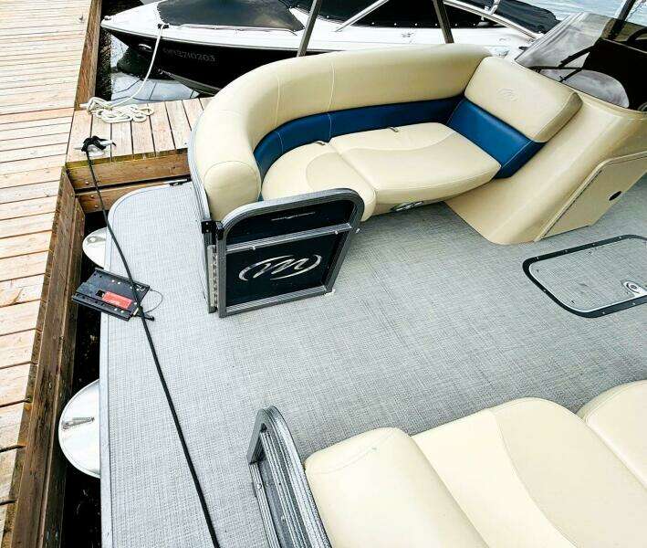 23ft Manitou Yacht For Sale