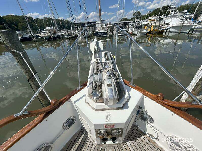 42' Grand Banks anchor windlass
