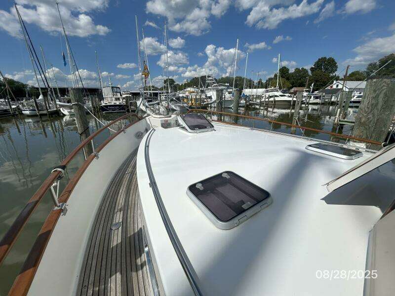 42' Grand Banks foredeck2