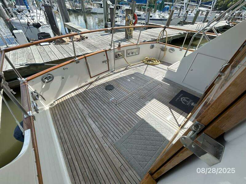 42' Grand Banks aftdeck1