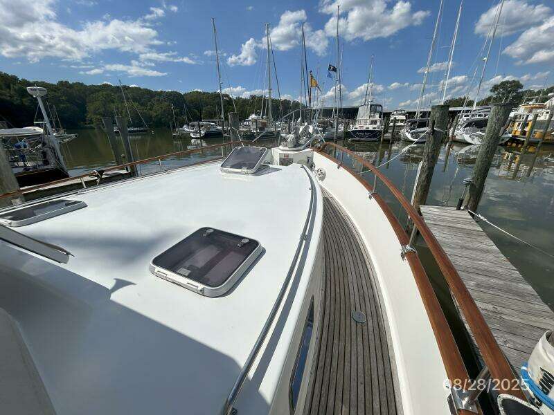 42' Grand Banks foredeck1