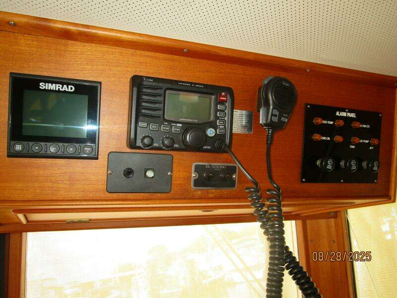 42' Grand Banks lower helm overhead electronics1
