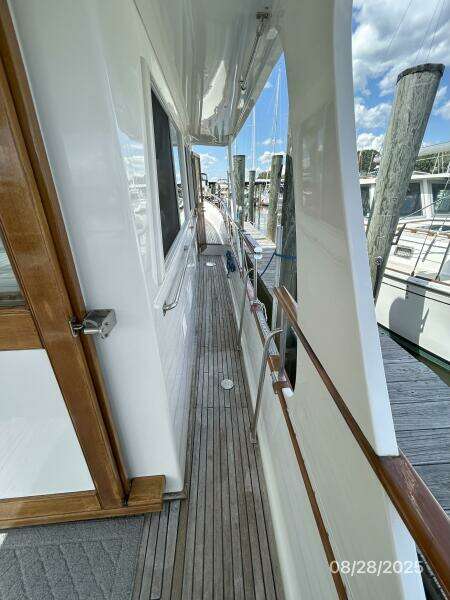 42' Grand Banks starboard side deck1