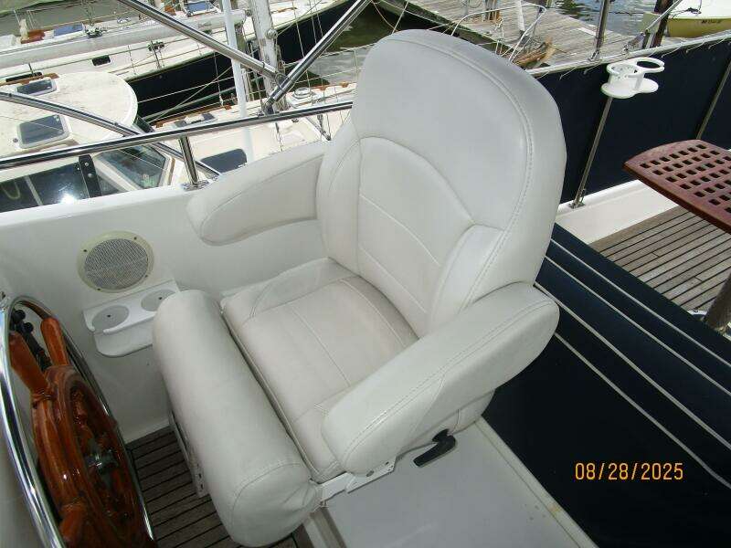 42' Grand Banks flybridge helmseat