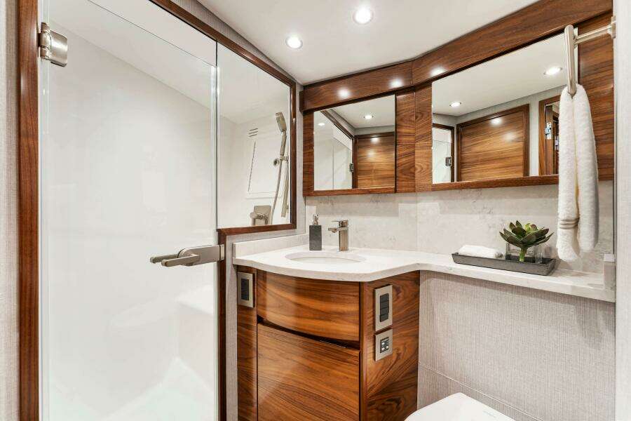 Viking 50 Convertible - Head