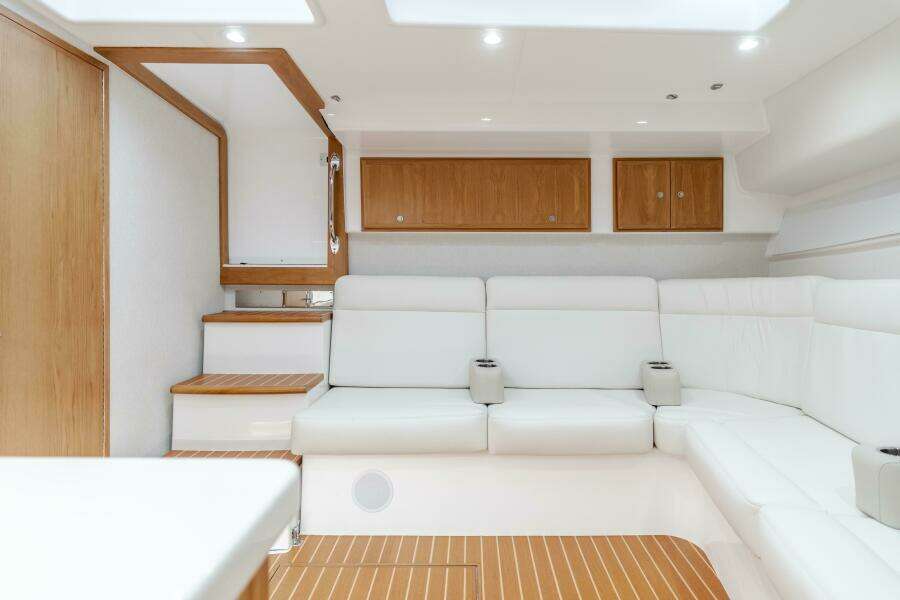 Commodore Two 42ft Mag Bay Yacht For Sale