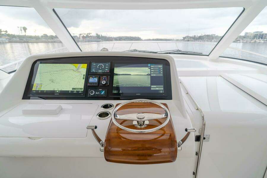 Commodore Two 42ft Mag Bay Yacht For Sale