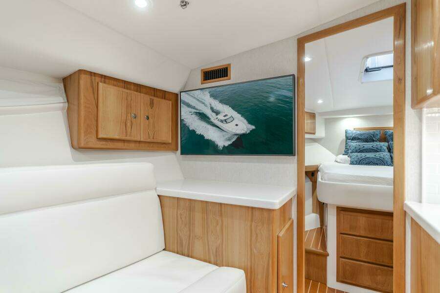 Commodore Two 42ft Mag Bay Yacht For Sale