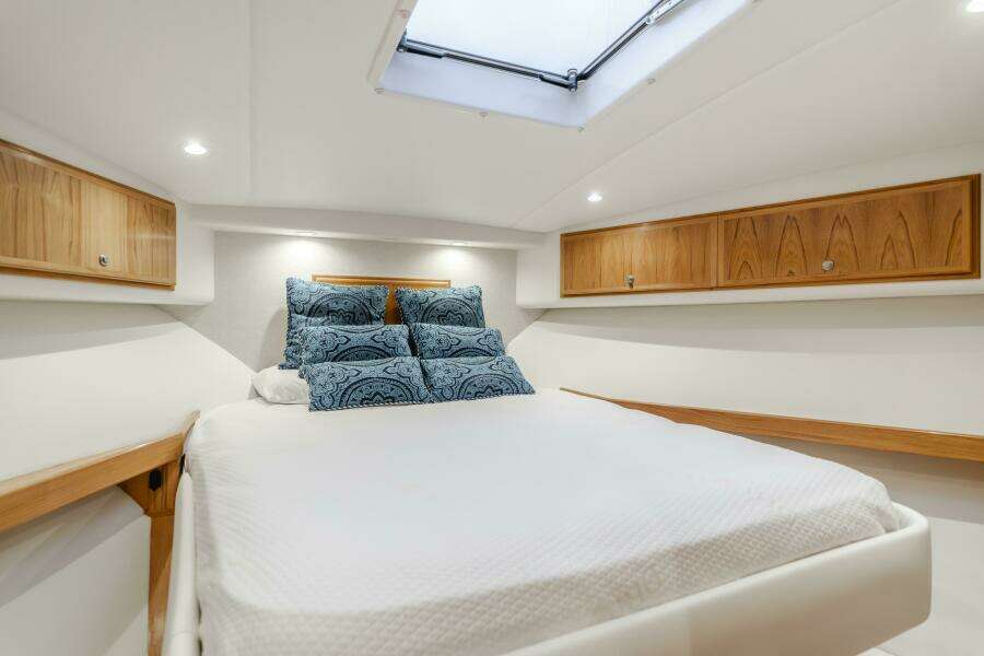 Commodore Two 42ft Mag Bay Yacht For Sale