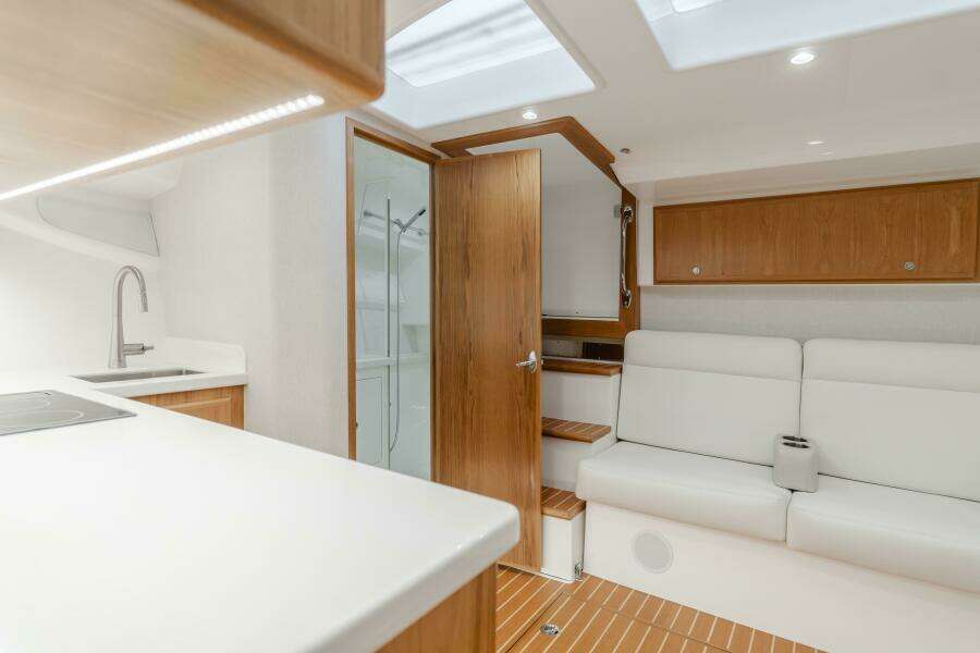 Commodore Two 42ft Mag Bay Yacht For Sale