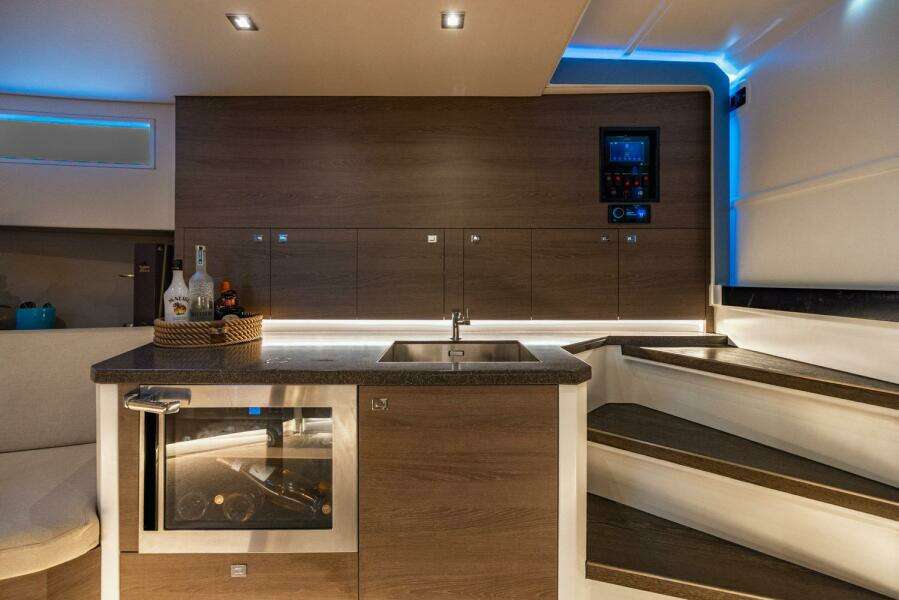 IMPULSIVE 58ft Vanquish Yachts Yacht For Sale