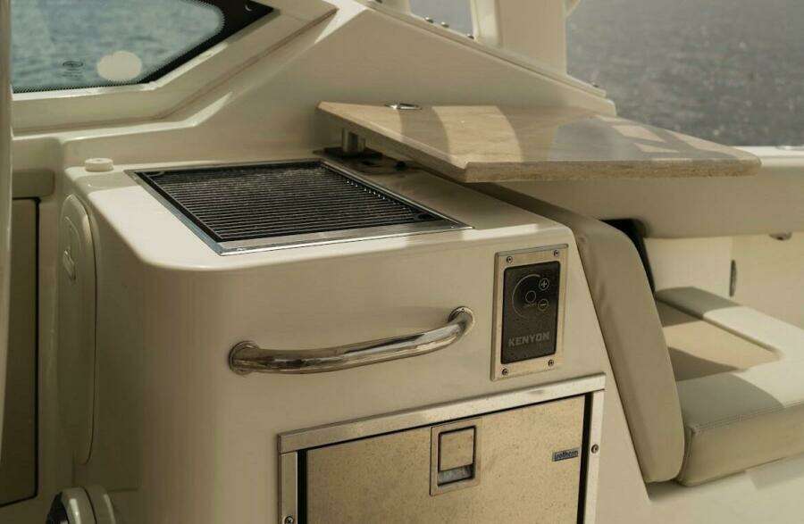 28ft Boston Whaler Yacht For Sale