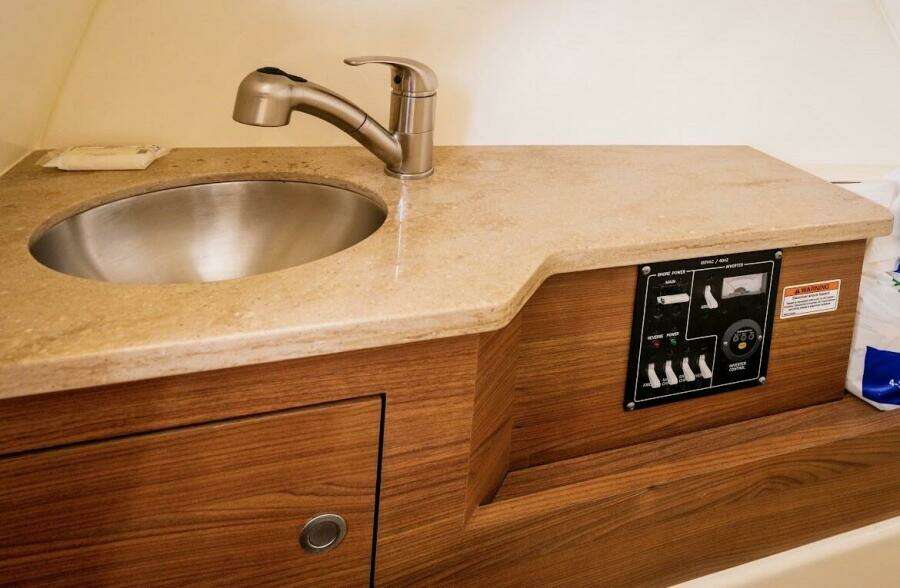 28ft Boston Whaler Yacht For Sale