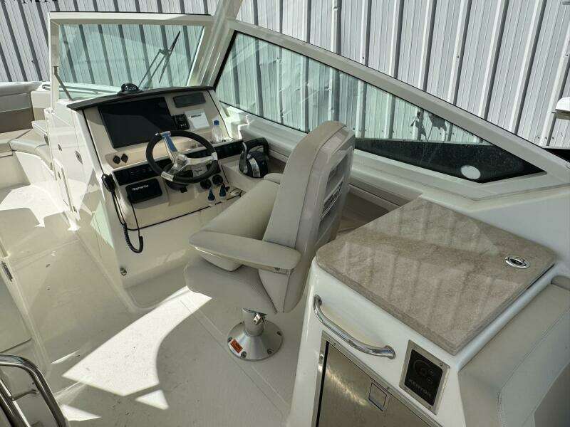 28ft Boston Whaler Yacht For Sale