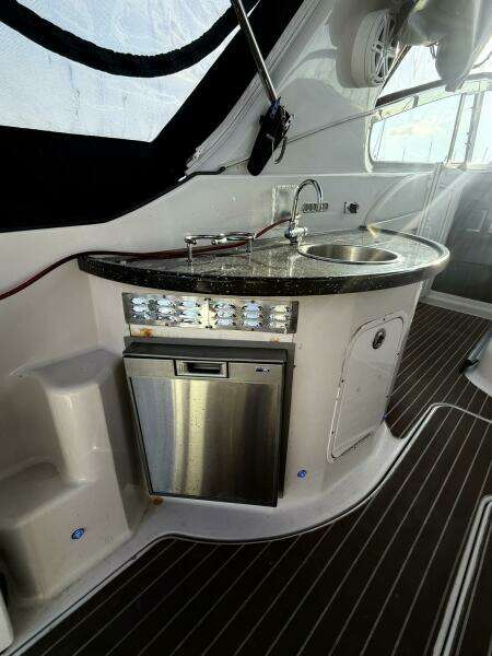 FRESH OFF THE BOAT 37ft Four Winns Yacht For Sale