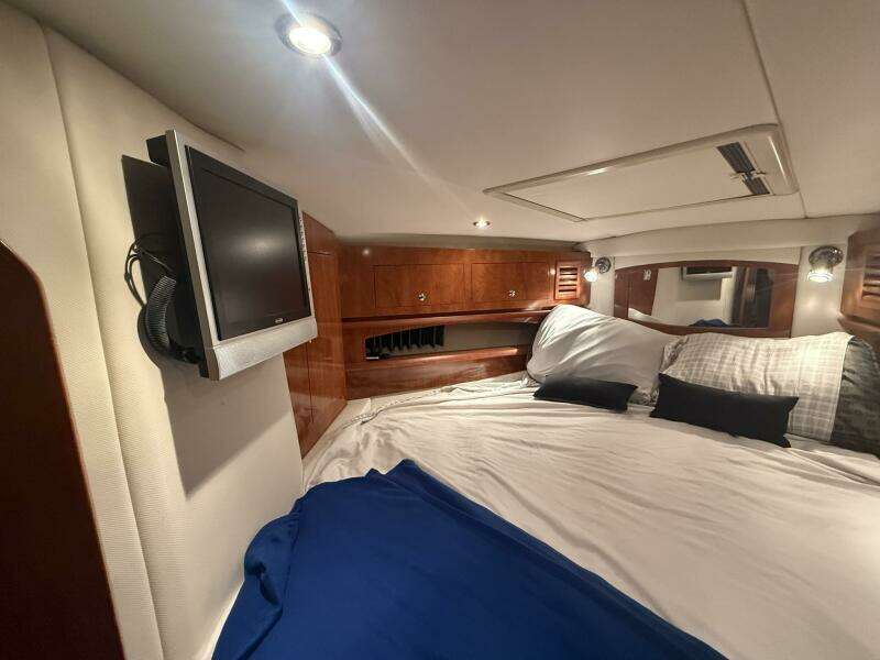 FRESH OFF THE BOAT 37ft Four Winns Yacht For Sale