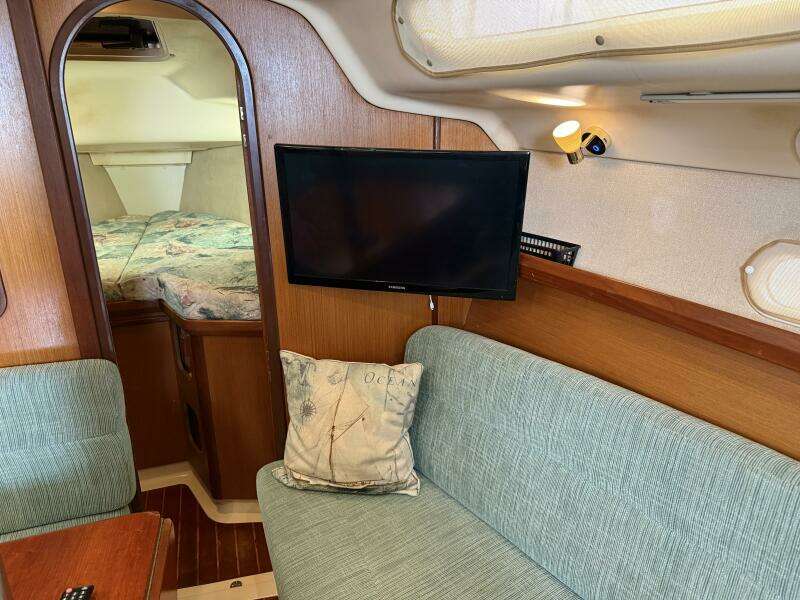 Treinta y Tres 33ft Hunter Yacht For Sale