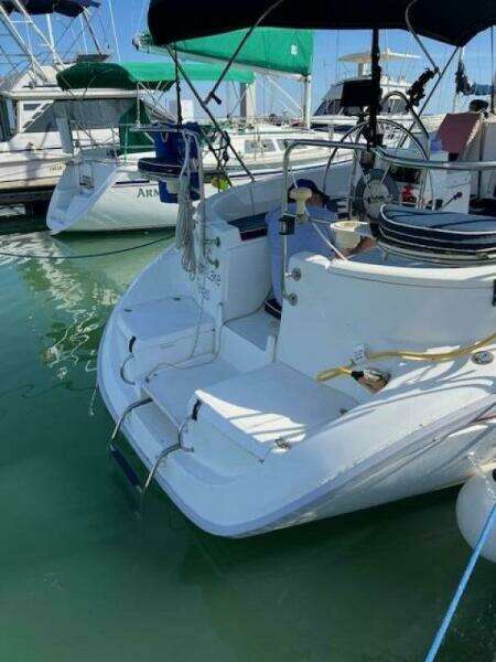 Treinta y Tres 33ft Hunter Yacht For Sale