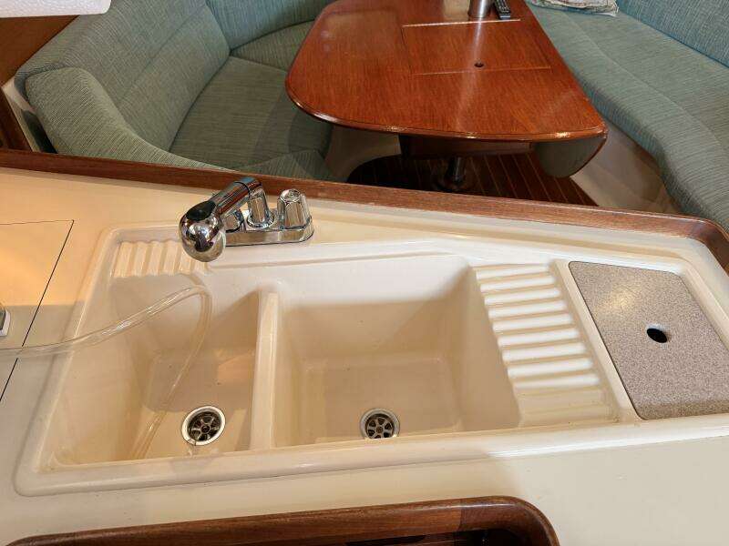 Treinta y Tres 33ft Hunter Yacht For Sale