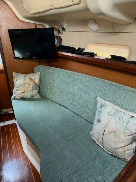 Treinta y Tres 33ft Hunter Yacht For Sale