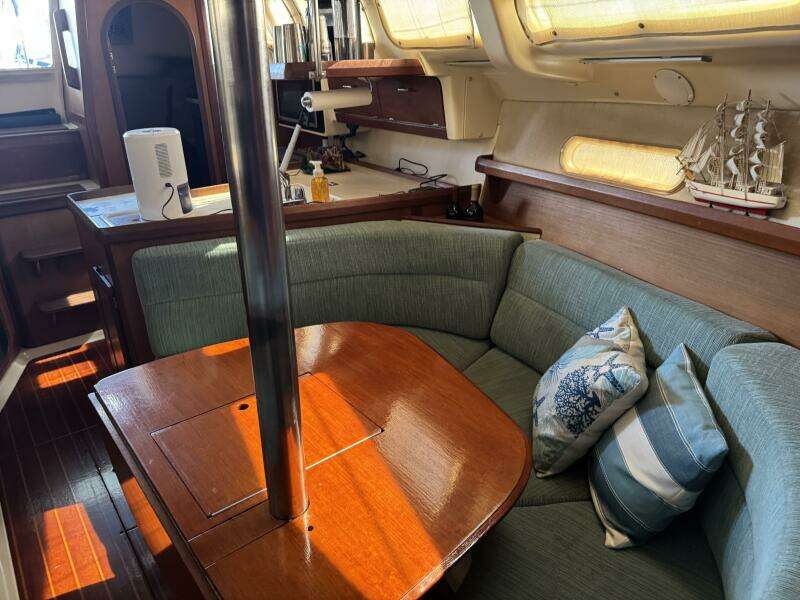 Treinta y Tres 33ft Hunter Yacht For Sale