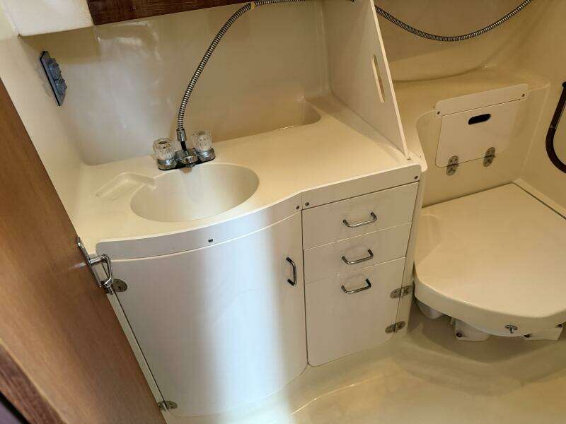 Treinta y Tres 33ft Hunter Yacht For Sale