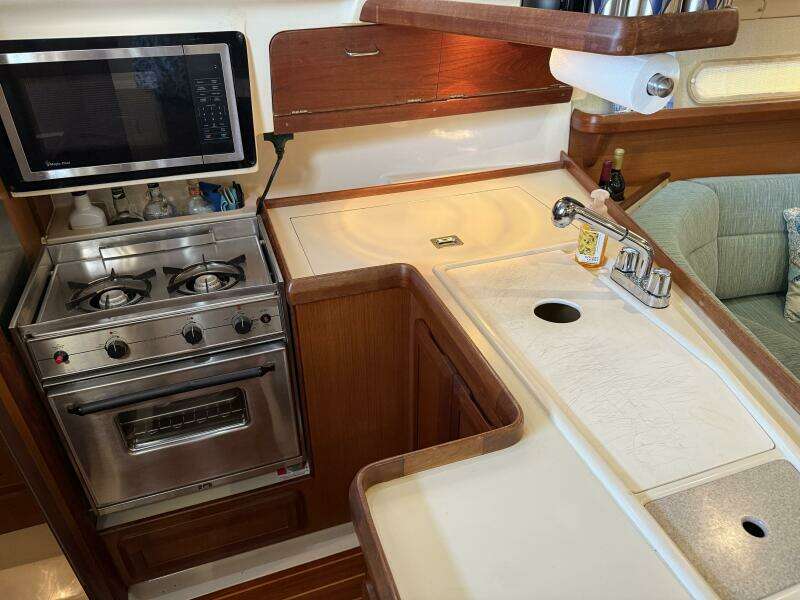 Treinta y Tres 33ft Hunter Yacht For Sale Treinta y Tres 33ft Hunter Yacht For Sale