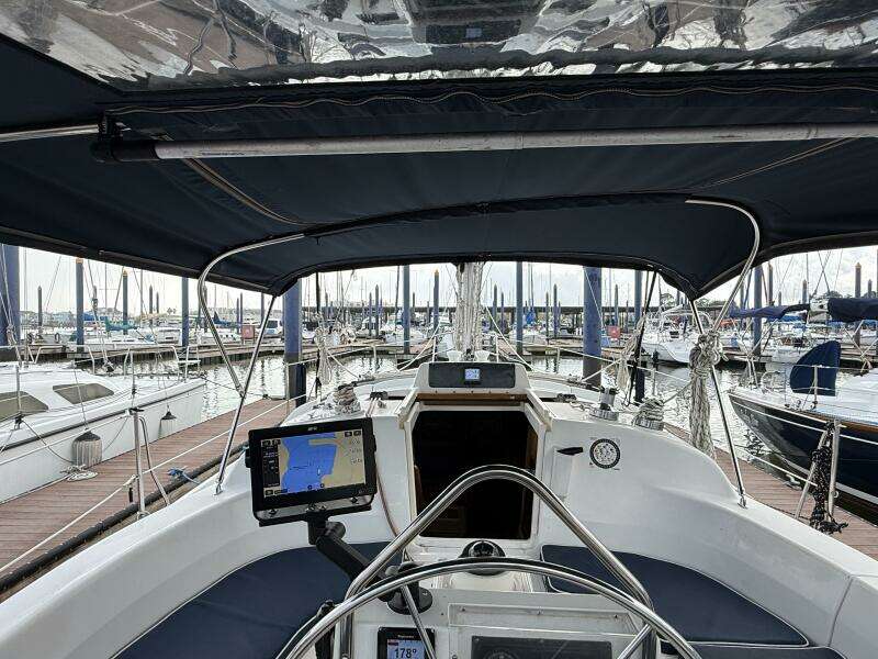 Treinta y Tres 33ft Hunter Yacht For Sale