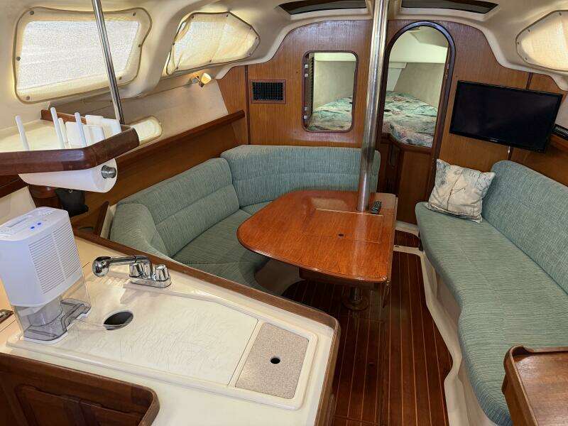 Treinta y Tres 33ft Hunter Yacht For Sale