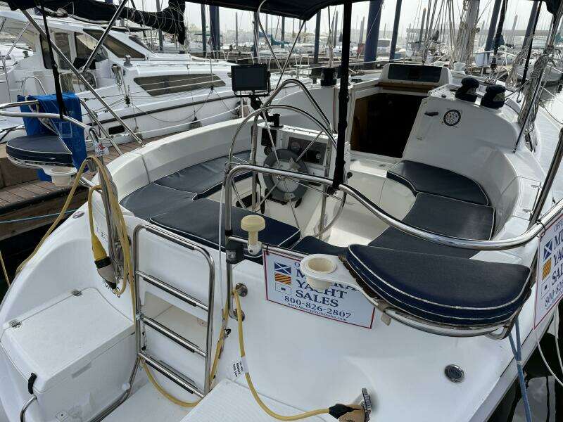 Treinta y Tres 33ft Hunter Yacht For Sale