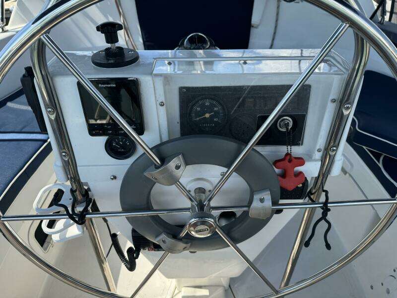 Treinta y Tres 33ft Hunter Yacht For Sale