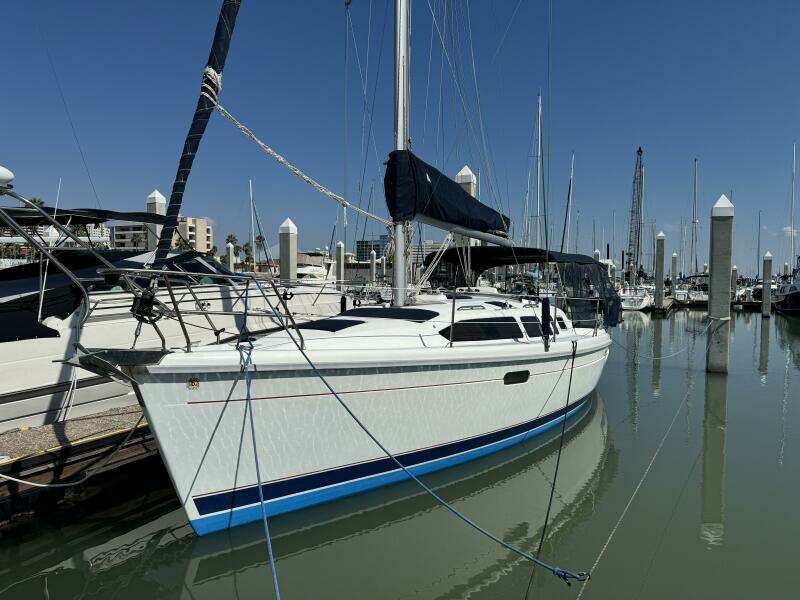 Treinta y Tres 33ft Hunter Yacht For Sale