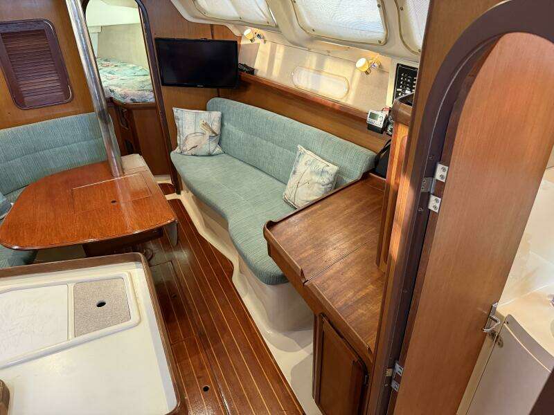 Treinta y Tres 33ft Hunter Yacht For Sale Treinta y Tres 33ft Hunter Yacht For Sale