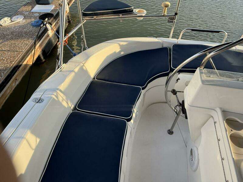 Treinta y Tres 33ft Hunter Yacht For Sale Treinta y Tres 33ft Hunter Yacht For Sale