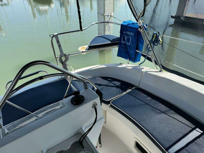 Treinta y Tres 33ft Hunter Yacht For Sale