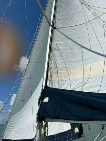 Treinta y Tres 33ft Hunter Yacht For Sale