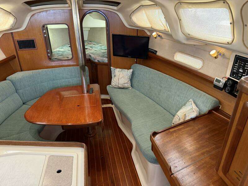 Treinta y Tres 33ft Hunter Yacht For Sale