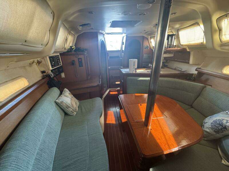 Treinta y Tres 33ft Hunter Yacht For Sale