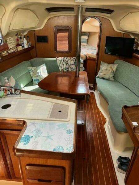 Treinta y Tres 33ft Hunter Yacht For Sale