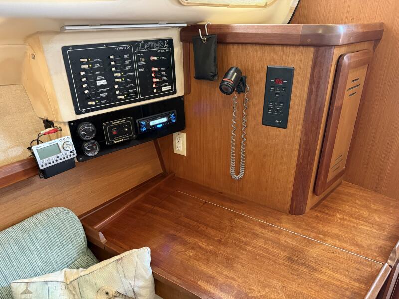 33' 1997 Hunter 336