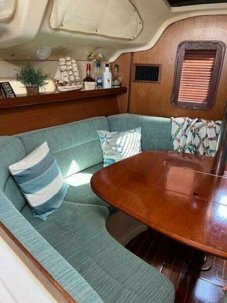 Treinta y Tres 33ft Hunter Yacht For Sale
