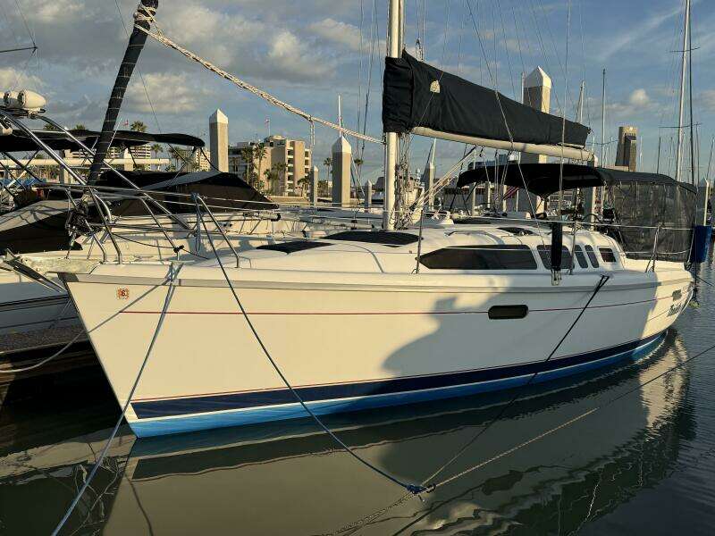 Treinta y Tres 33ft Hunter Yacht For Sale Treinta y Tres 33ft Hunter Yacht For Sale